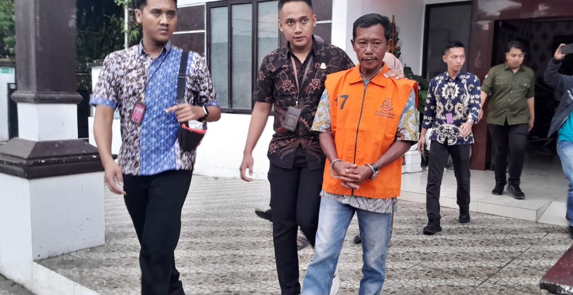 TERSANGKA: Direktur BUMDes Pandu Sejahtera Desa Pandu Senjaya Kecamatan Pangkalan Lada, saat ditahan Kejari Kobar untuk dititipkan di Lapas Kelas IIB Pangkalan Bun, Jumat (30/8).