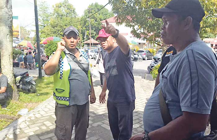 SOSIALISASI: Plt Kepala Dishub Kotim Rody Kamislam memberikan sosialisasi kepada juru parkir terkait rencana diaktifkannya Car Free Day, Minggu (1/9).