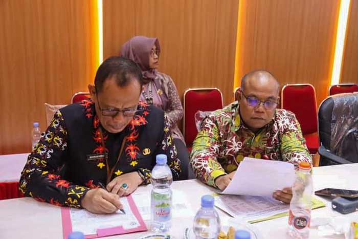 RAPAT: Pj Sekertaris Daerah, Bahrun Abbas (kiri) bersama Kepala DKPP Seruyan, Albidinnor (kanan) saat melakukan zoom meeting dengan Pemprov Kalteng.