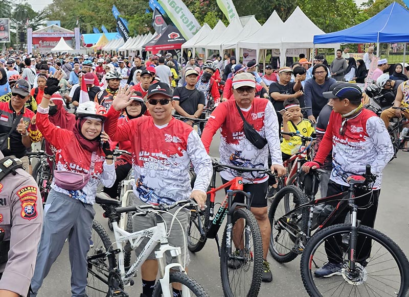 Kegiatan Gowes Kemerdekaan Radar Sampit yang digelar di Taman Kota Sampit. (Dok. RADAR SAMPIT)