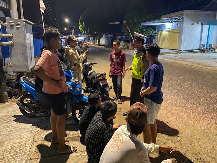 PATROLI: Satlantas Polres Seruyan melaksanakan patroli dan memberi imbauan kepada remaja-remaja untuk tidak melakukan aktivitas balap liar. M. RIFANI DEWANTARA/RADAR SAMPIT