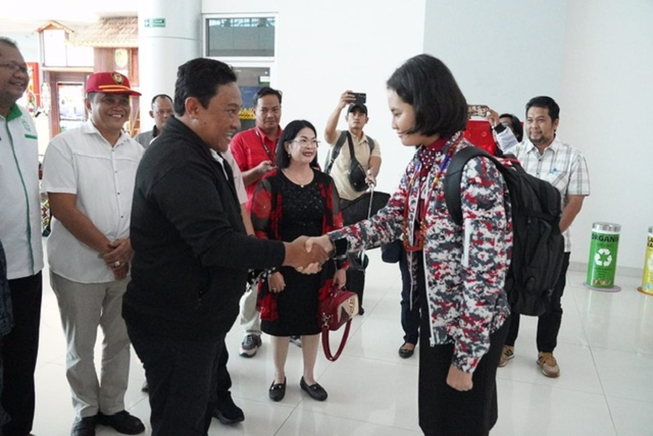 BANGGA: Wakil Gubernur Kalteng Edy Pratowo saat menyambut kedatangan Kachina Ozora, Purna Purna Paskibraka Nasional tahun 2023 Perwakilan Provinsi Kalteng.
