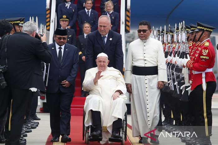 KUNJUNGAN: Paus Fransiskus (tengah) turun dari pesawat setibanya dari Vatikan di Bandara Internasional Soekarno Hatta, Tangerang, Banten, Selasa (3/9/2024).