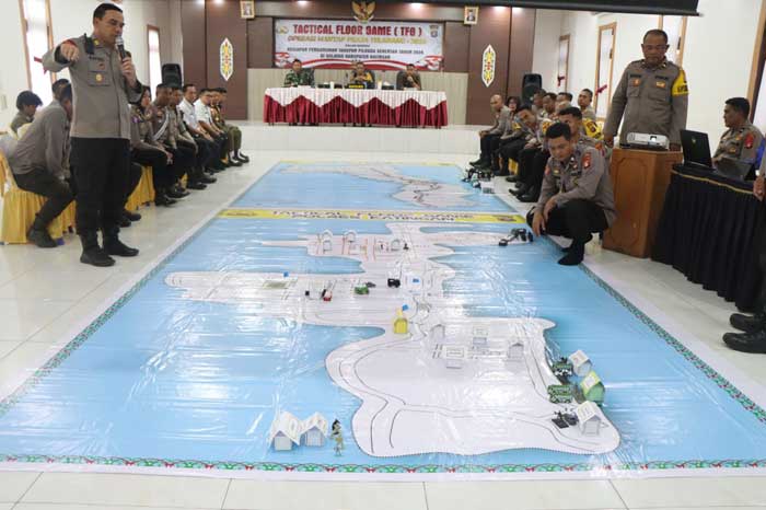 SIMULASI: Polres Katingan melaksanakan Tactical Floor Game (TFG), simulasi strategi pengamanan Pilkada 2024. HARI SUSILO/RADAR SAMPIT