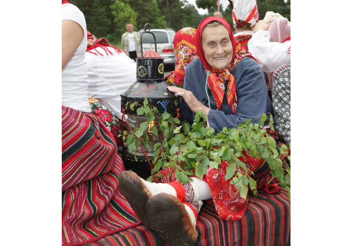 Ilustrasi wanita Kihnu.