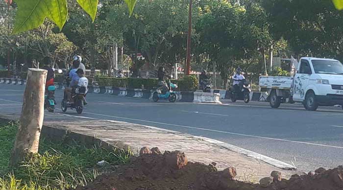 RAWAN CELAKA : Beberapa anak di bawah umur mengendarai sepeda listrik di kawasan rawan Lakalantas, pertigaan Jalan Tambun Bungai - Maluku, Kuala Kapuas, Selasa (03/08/24). SABRIANOOR/RADAR SAMPIT