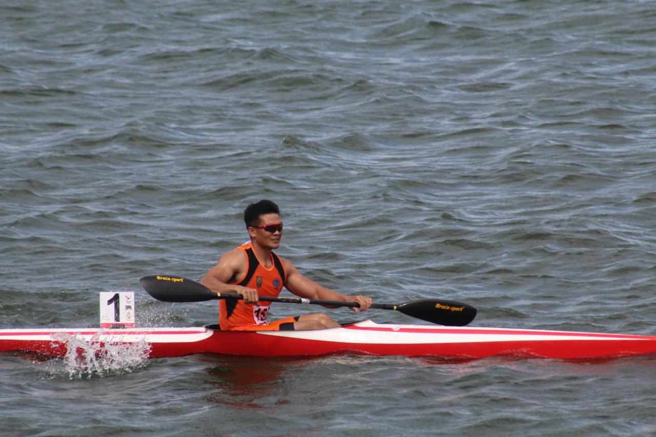 BERJUANG: Atlet Dayung Kalteng Indra Setiawan yang berlaga di PON XXI Aceh-Sumatera Utara (Sumut) dan berhasil masuk ke babak final kelas canoeing Men Kayak (MK-1) jarak 1.000 meter, kemarin.