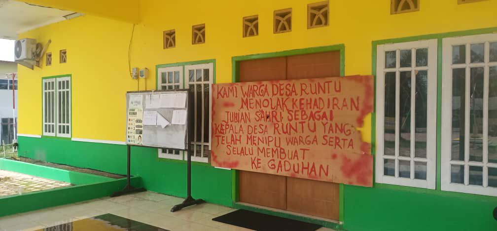 DISEGEL WARGA: Warga Desa Runtu, Kecamatan Arut Selatan, menyegel kantor desa. Kepala desa juga diusir keluar kantor, mereka menolak sang kades karena dinilai tidak layak lagi sebagai pemimpin. (ist)