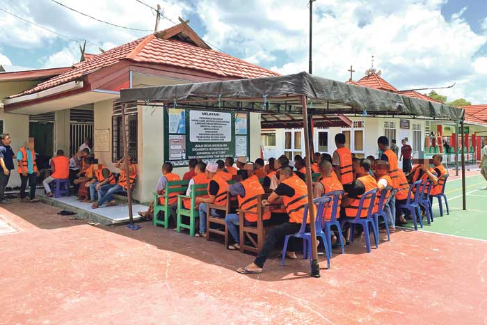 CEK KESEHATAN: Warga binaan Lapas Kelas IIB Sampit mengantre untuk dilakukan skrining penyakit menular HIV/AIDS, Selasa (03/09/24). ISTIMEWA/RADAR SAMPIT
