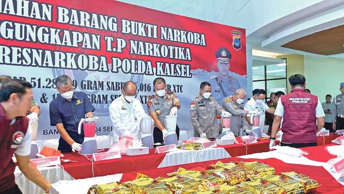 BLENDER: Pemusnahan barbuk narkotika hasil pengungkapan Polda Kalsel pada Agustus 2024. (Foto: Sheilla Farazela/Radar Banjarmasin)