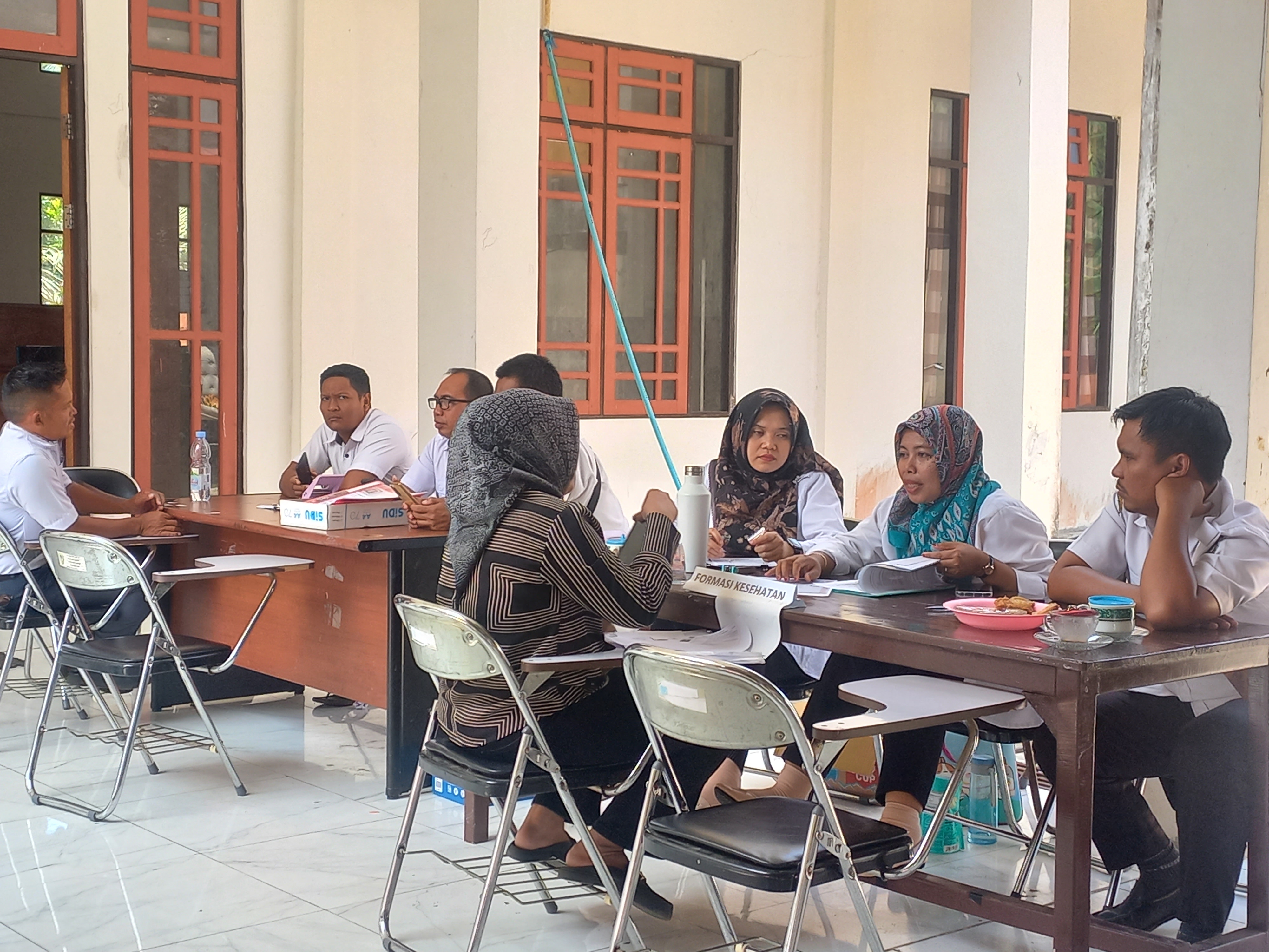 LOWONGAN KERJA: Penyerahan berkas fisik pelamar CPNS Seruyan di lobi kantor BKPSDM Seruyan, di Kota Kuala Pembuang, Rabu (4/9) siang.