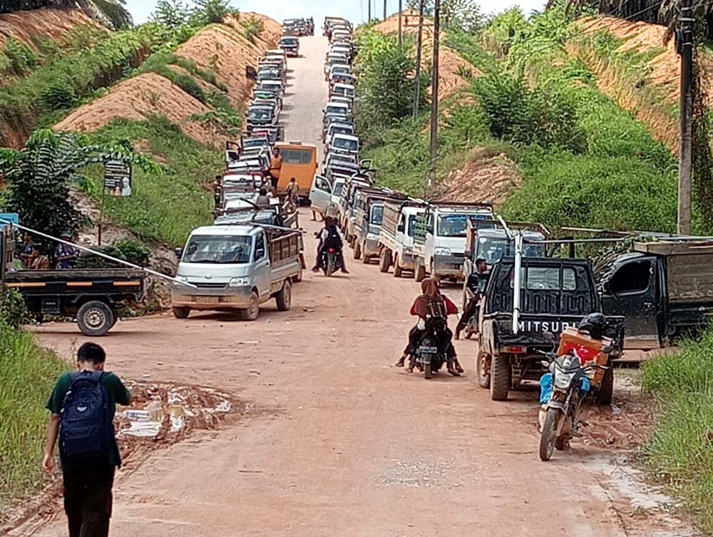 PENJARAHAN: Massa yang tak diketahui asalnya membawa puluhan pikap melakukan panen massal di wilayah perkebunan PT Mitrakarya Agroindo (MKA), Seruyan, baru-baru ini.