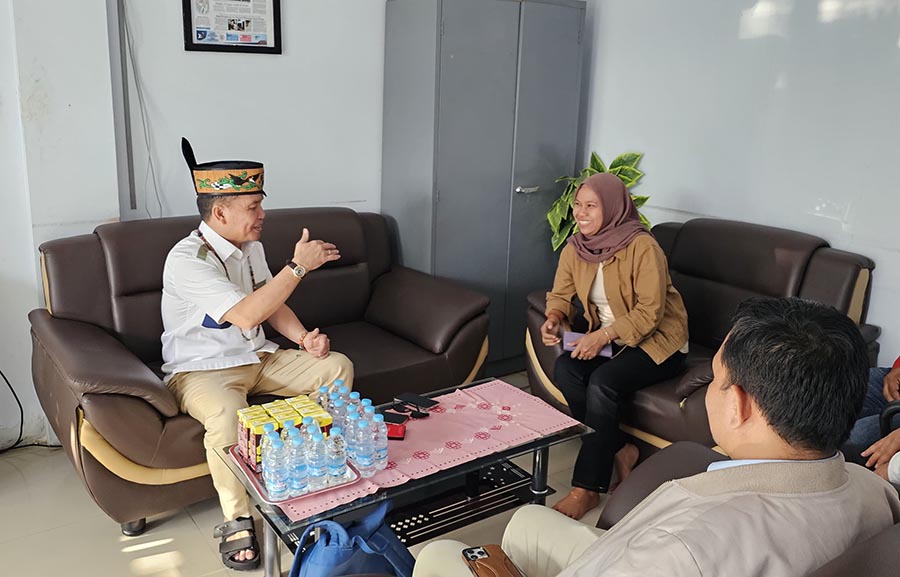 DISKUSI: Bakal Calon Gubernur Kalteng Agustiar Sabran saat berdiskusi dengan Radar Sampit terkait gagasan serta visi misi membangun Kalteng maju, berkah dan bermartabat. (Radar Sampit)