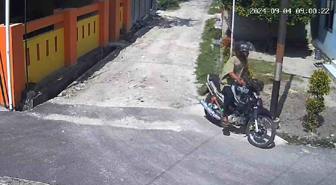 MALING VELK: Pelaku pencurian di Perumahan Lamantuha Pasir Panjang terekan CCTV, Kamis (5/9) pukul 09.00 WIB.