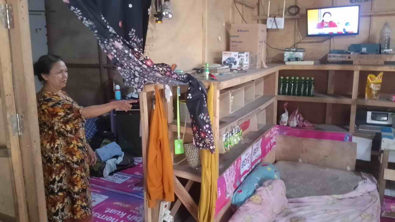 LOKASI KEJADIAN: Korban pencurian menunjukkan tempat tas diambil pencuri di Jalan HM Rafii, RT 24 Kelurahan Madurejo, Pangkalan Bun.