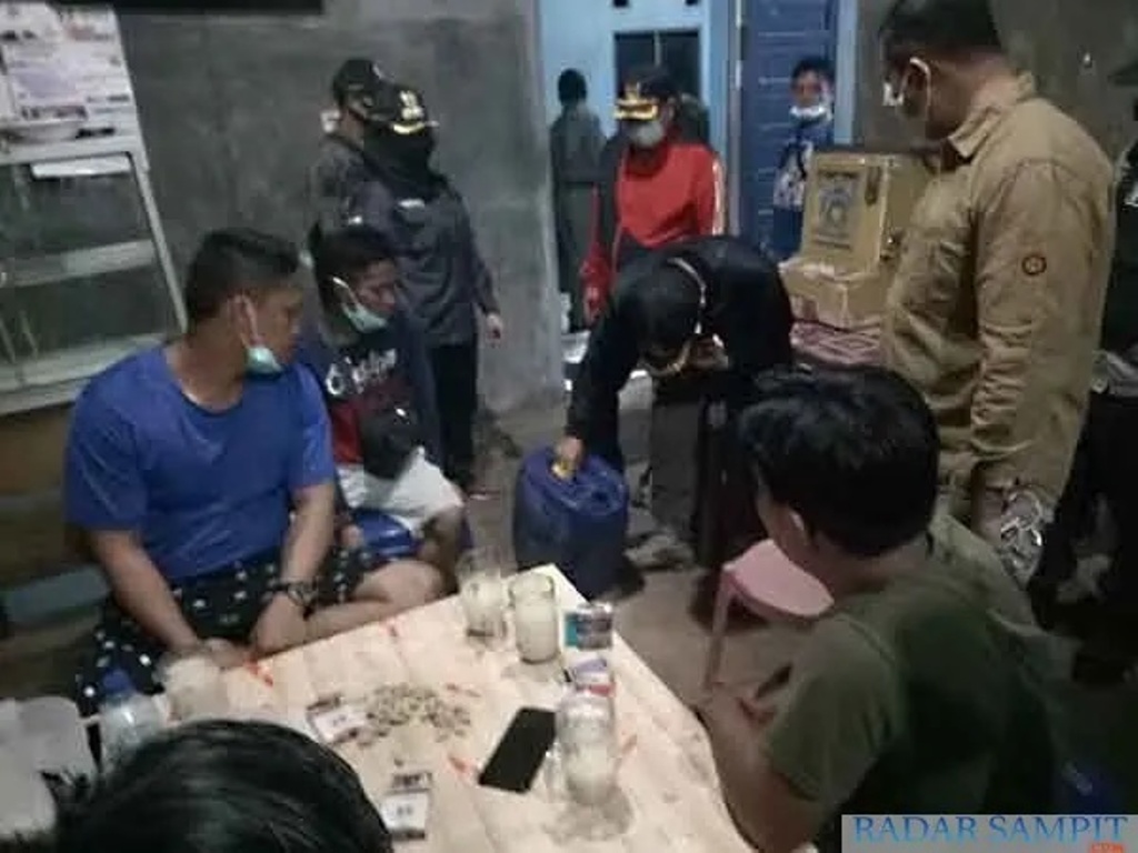 ILUSTRASI: Petugas gabungan ketika menggelar razia penjual minuman keras, beberapa waktu lalu. DOKUMEN/RADAR SAMPIT