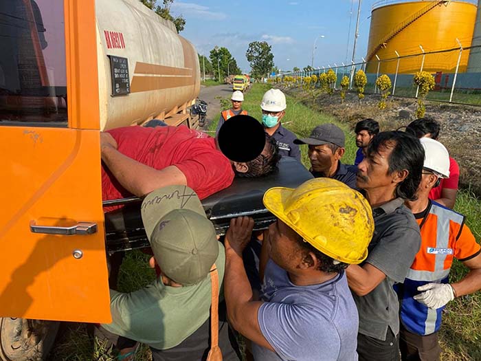 MENINGGAL: Sejumlah warga saat mengevakuasi jenazah Prapto Widodo, Sopir truk CPO yang ditemukan meninggal di kawasan Pelabuhan Bagendang Sampit, Jumat (6/9/2024)