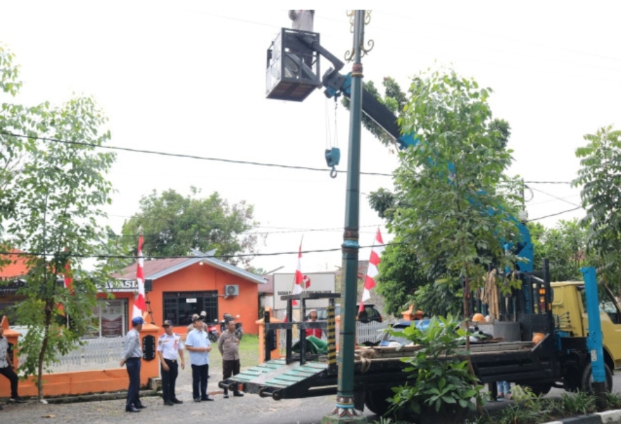 DIRAWAT: Pekerjaan perbaikan dan penggantian lampu PJU di Jalan Edy Swargono, Kecamatan Arut Selatan, Kabupaten Kotawaringin Barat, baru-baru tadi.