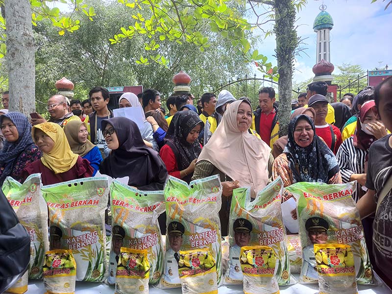 DISERBU WARGA: Pelaksanaan Pasar Murah pada Gebyar UMKM yang dilaksanakan di Taman Kota Sampit, Jumat (6/9). (HENY/RADAR SAMPIT)