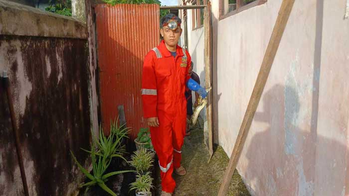 PENANGANAN : Tim Rescue Damkar Kota Palangka Raya melakukan evakuasi ular di kawasan padat penduduk, Jumat (06/09/24).&nbsp;&nbsp;ISTIMEWA/RADAR PALANGKA