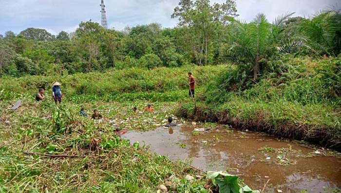 KEBERSAMAAN: Kegiatan gotong royong di RT 27 Jalan Sari Tani dan Tani Makmur, Kelurahan Madurejo, Kecamatan Arut Selatan, Kabupaten Kotawaringin Barat (Kobar)&nbsp;yang dilakukan oleh warga
