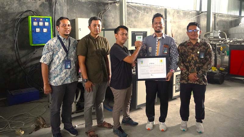 Penyerahan sertifikat Renewable Energy Certificate (REC) kepada Direktur CV Berkah Tiga Jambu Nasir Riyadi (tiga dari kiri) oleh Manager UP3 Pangkalan Bun (dua dari kanan).
