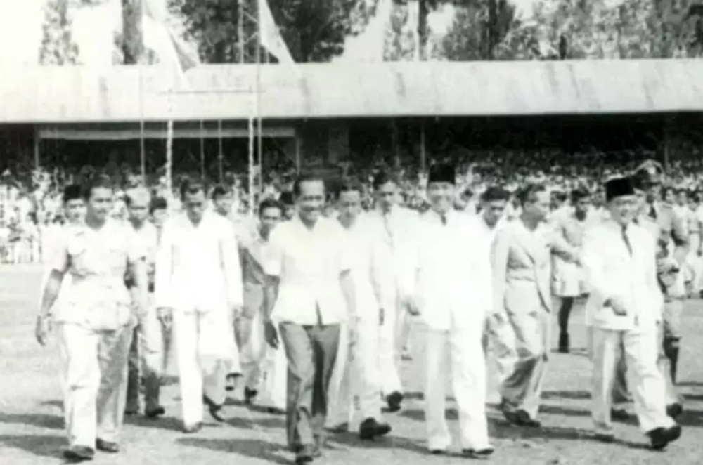 DOK. ARSIP NASIONAL INDONESIA Presiden Soekarno, Wakil Presiden Muhammad Hatta, dan Sri Sultan Hamengku Buwono IX saat menghadiri PON I di Stadion Sriwedari, Solo 9 September 1948. (DOK. ARSIP NASIONA