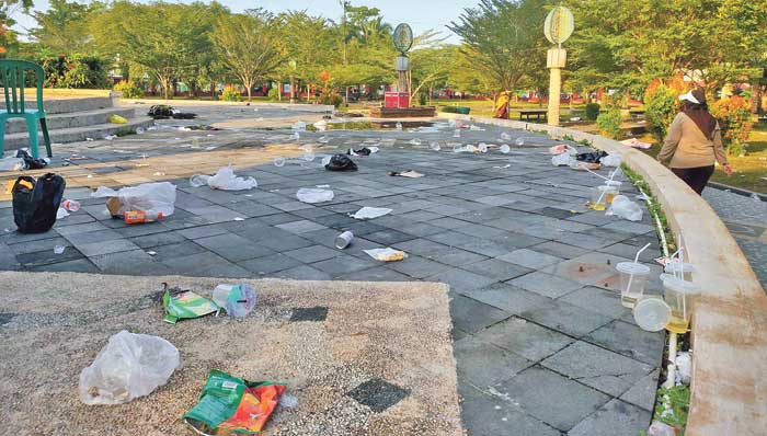 BERSERAKAN: Sampah di kawasan&nbsp; Taman Kota Sampit tampak berserakan, Sabtu (7/9/2024). (YUNI/RADAR SAMPIT)