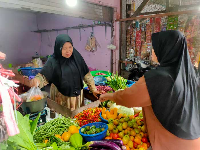 TRANSAKSI: Kegiatan jual beli di Pasar Keramat Sampit, Jumat (6/9/2024). (YUNI/RADAR SAMPIT)  &nbsp;
