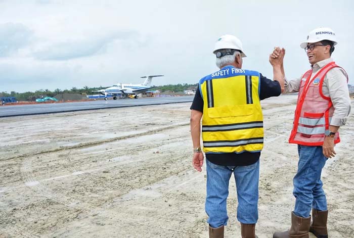 Menhub Budi Karya Sumadi (kanan) dan menteri PUPR Basuki Hadimuljono saat uji coba proving flight di bandara IKN, Minggu (25/8). (dok. BKIP Kemenhub)