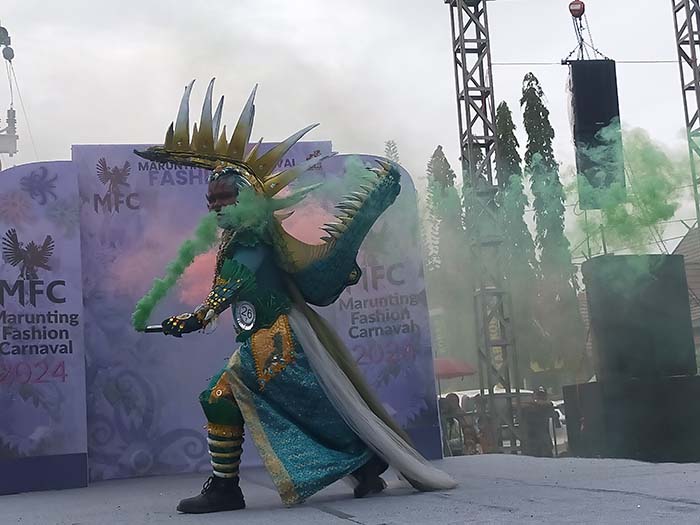 MEMUKAU: Peserta menampilkan kostum unik pada Marunting Fasyen Carnaval yang dilaksanakan di depan rumah jabatan Bupati Kobar, Minggu (8/9). (KOKO SULISTYO/RADAR SAMPIT)