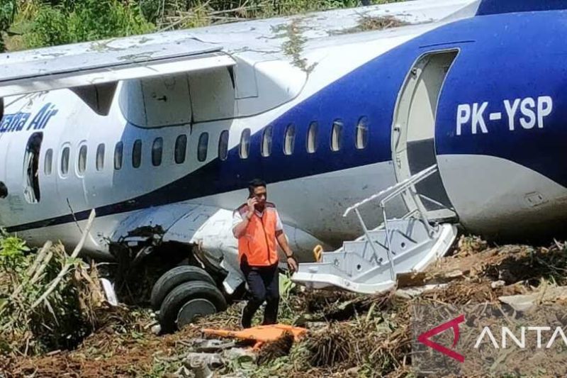 Kondisi pesawat Trigana PK YSP ATR 42-500 yang mengalami kecelakaan di Bandara Kamanap Serui, Senin (ANTARA/HO-Humas Trigana Air)