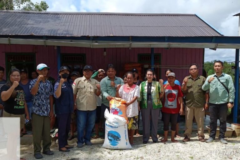 KETAHANAN PANGAN: Para penerima penyaluran benih dan pakan ikan dari pokdakan Embung Pilang Munduk, di Desa Pilang Munduk, Kecamatan Kurun, belum lama ini.