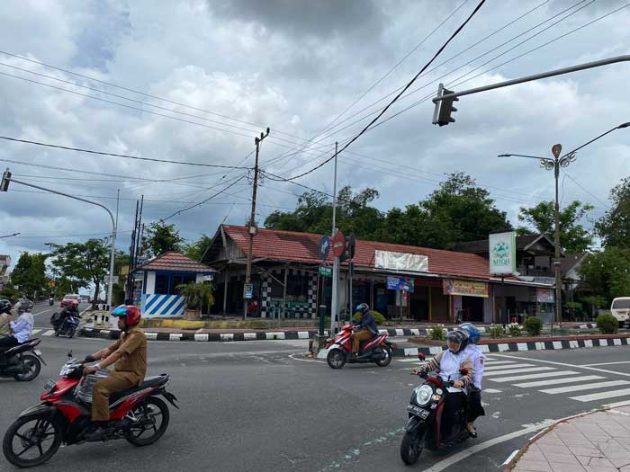 TRAFFIC LIGHT &nbsp;RUSAK: Kondisi lalu lintas di simpang Perkim (Sampuraga Lama) Pangkalan Bun, Senin (9/9). (SULISTYO/RADAR SAMPIT)