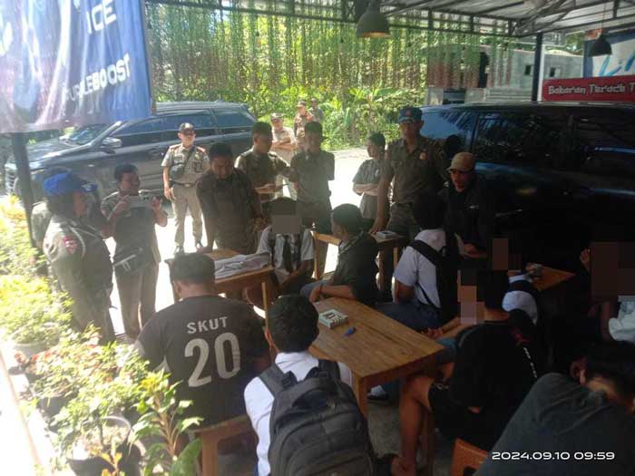 DIAMANKAN: Pol PP memergoki pelajar sedang santai di luar jam sekolah. ISTIMEWA/RADAR PALANGKA