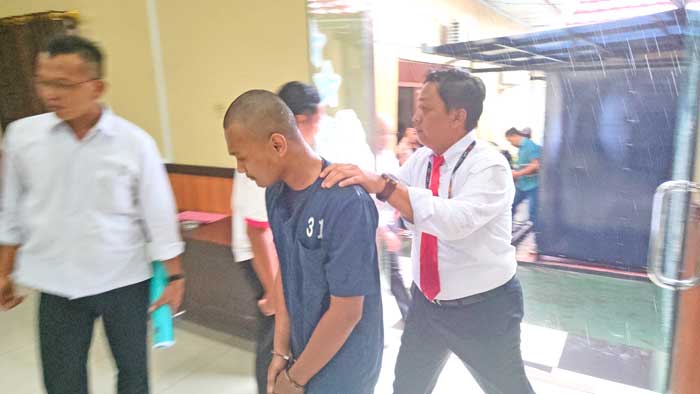 AKHIRNYA DIRINGKUS: Penjambret yang sempat viral di media sosial digiring ke Mapolres Kotim, Senin (9/9) siang. (FAHRY/RADAR SAMPIT)