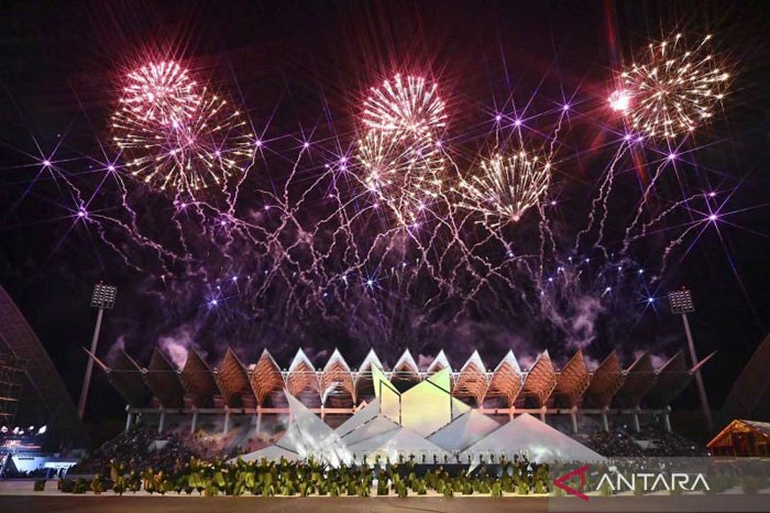 MERIAH: Suasana pertunjukan kembang api saat upacara pembukaan PON XXI Aceh-Sumut 2024 di Stadion Harapan Bangsa, Banda Aceh, Aceh, Senin (9/9/2024).