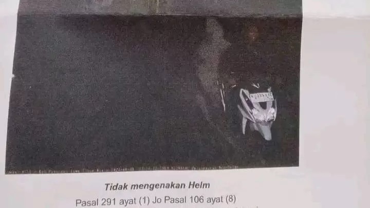 VIRAL: Foto unggahan akun @idaman_makmu yang menunjukkan seorang pengendara motor di Bangil, Pasuruan membonceng bayangan putih diduga pocong dan kena tilang. (FOTO: ISTIMEWA)