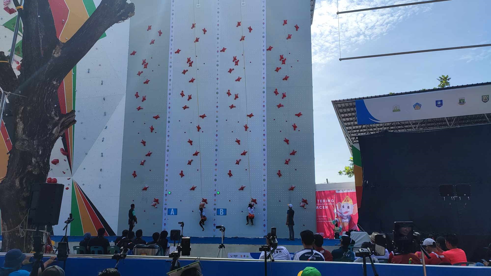 BERSAING: Suasana pertandingan pada cabor panjat tebing pada PON XXI Aceh-Sumut 2024, Selasa (10/9)