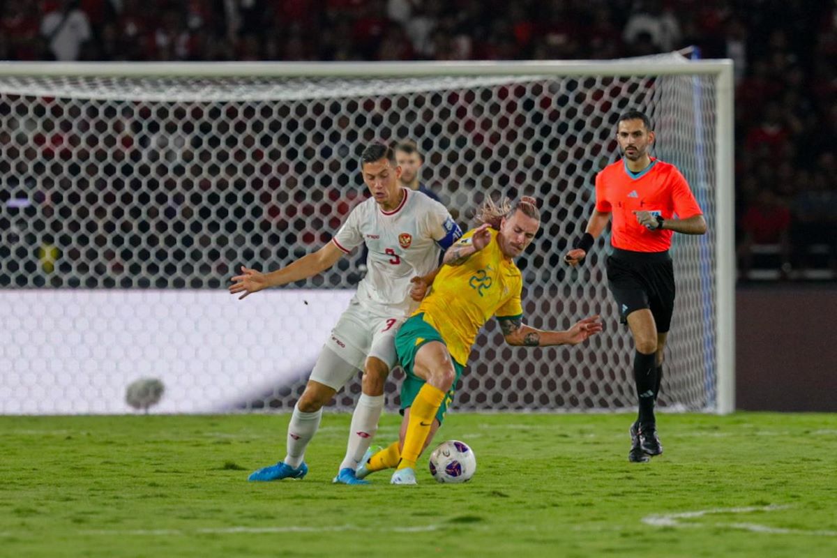 Perebutan bola antara pemain timnas Indonesia dan pemain timnas Australia, dalam laga putaran ketiga kualifikasi Piala Dunia 2026 zona Asia, di Stadion Gelora Bung Karno, Selasa (10/9) malam.