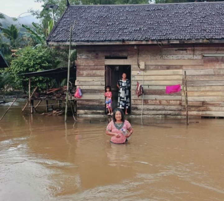 LANGGANAN: Banjir  yang terjadi menggenangi pekarangan warga Desa Sambi dan Desa Dau Kecamatan Arut Utara, Kabupaten Kotawaringin Barat, Rabu (11/9).