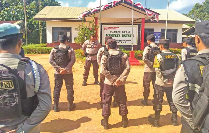POLISI JAGA KEBUN SAWIT: Polres Seruyan saat menggelar apel pengamanan mengantisipasi aksi massa di perusahaan besar swasta (PBS) kelapa sawit. ISTIMEWA/RADAR SAMPIT