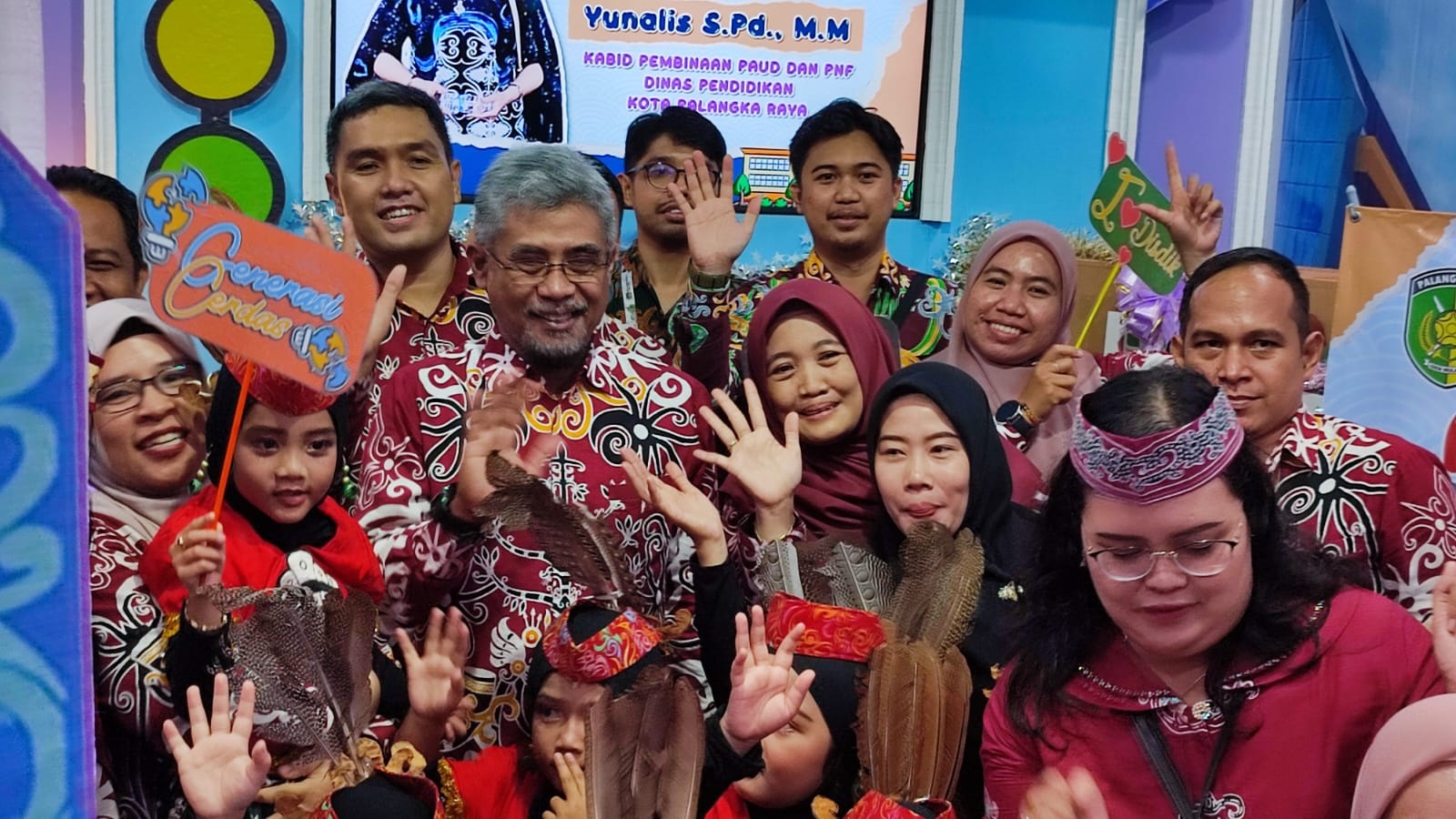 KEBERSAMAAN: Kepala Dinas Pendidikan Kota Palangka Raya Jayani bersama sejumlah pelajar dalam satu kegiatan, belum lama ini.