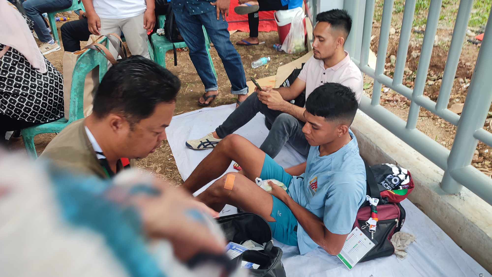 LELAH: Salah satu atlet panjat tebing Kalteng, beristirahat setelah berlaga di ajang PON XXI 2024, Aceh-Sumut, (11/9).
