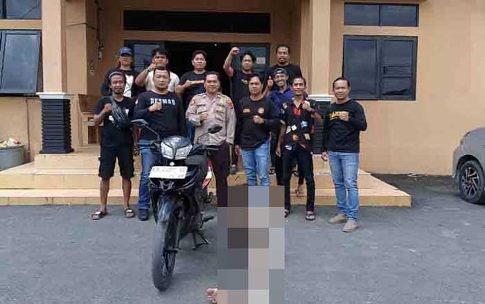 CURANMOR : Pelaku curanmor IW (wajah diblur) bersama barang bukti diamankan di Mapolres Kapuas. ISTIMEWA/RADAR SAMPIT