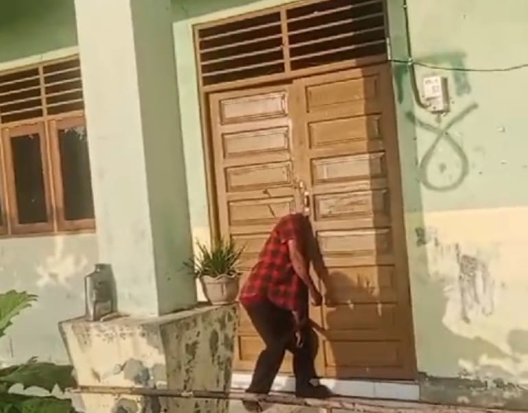 TEWAS KEJEPIT PINTU: terduga pelaku pencurian tewas terjepit pintu di Kabupaten Gunung Mas, Kalteng, Kamis (12/9/2024) (Istimewa)