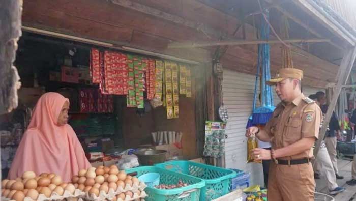 SIDAK : Penjabat Bupati Katingan Sutoyo, didampingi Sekda Katingan Pransang dan jajaran saat pemantauan dan pengendalian harga kebutuhan pokok masyarakat. ANTARA/Naslee