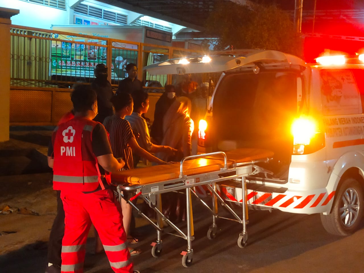 KORBAN: Proses pertolongan korban dilokasi kejadian akibat balap liar pada Rabu (11/9) malam.