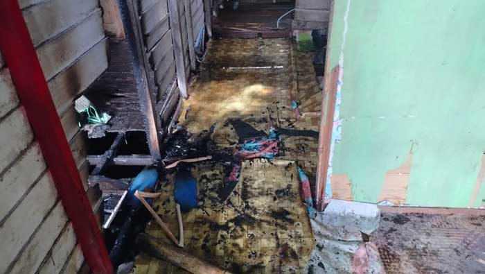 DIDUGA SENGAJA DIBAKAR : Salah satu rumah di Palangka Raya yang terbakar bagian lantai pada Jumat (13/9/24). ISTIMEWA/RADAR PALANGKA