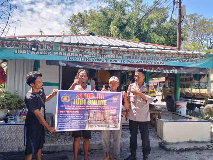 SAMBANG WARGA : Personel Bhabinkamtibmas Polres Palangka Raya sambang dan mengajak warga Kelurahan Petuk Katimpun untuk menolak judi online. ISTIMEWA/RADAR PALANGKA